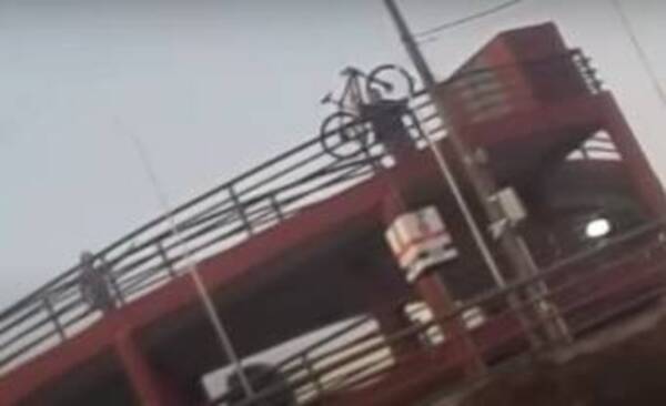 [VIDEO] Guardia arroja bicicleta de turista desde el Mirador Astronómico de Trinidad