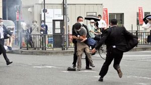 El primer ministro japonés Fumio Kishida, evacuado tras una fuerte explosión - C9N
