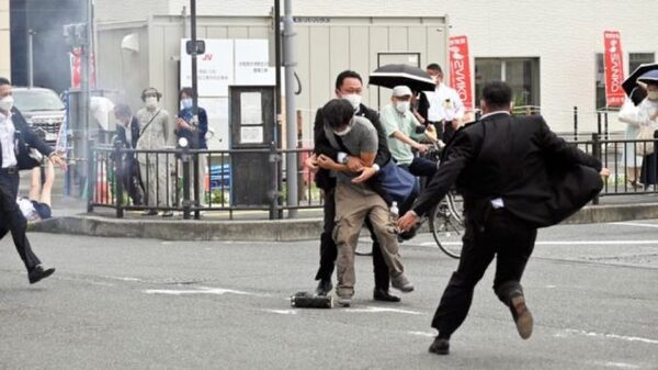 El primer ministro japonés Fumio Kishida, evacuado tras una fuerte explosión - C9N