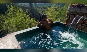 Cuerona enfermera pileteó sin ropa para despedir el calor y encendió todo