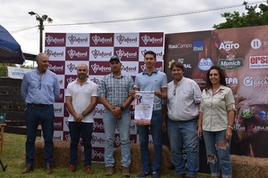 Mejor lote Hembra Tipo Braford fue para Ganadera Arandu