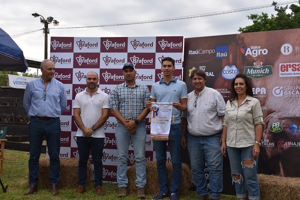 Mejor lote Hembra Tipo Braford fue para Ganadera Arandu