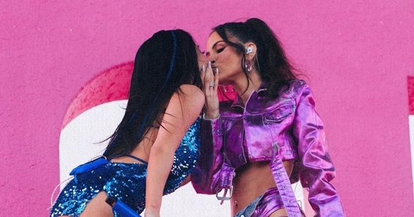 Becky G y Natti Natasha se comieron la boca en el escenario al cantar “Sin pijama”