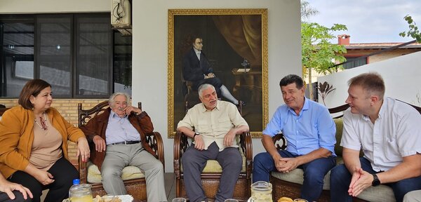 Pepe Mujica y Efraín visitan a Lugo en su casa | 1000 Noticias