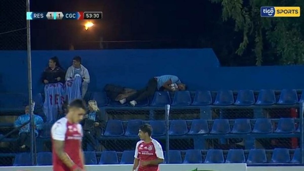 [VIDEO] El inesperado hincha "malabarista" que apareció en la cancha de Sol de América
