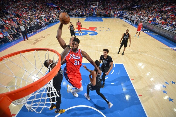 Diario HOY | Embiid lidera a los Sixers en primera victoria en playoffs