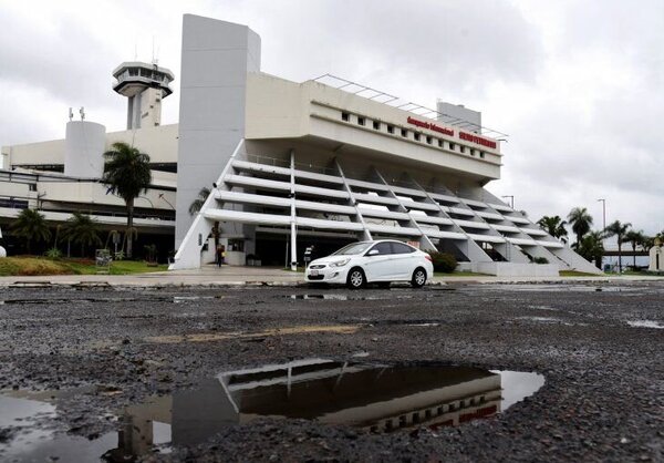 Aeronave en la que se trasladaba Efraín Alegre sufre percance al despegar - Radio Imperio