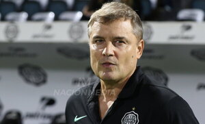 Versus / En Olimpia, el DT Diego Aguirre ya tiró la toalla
