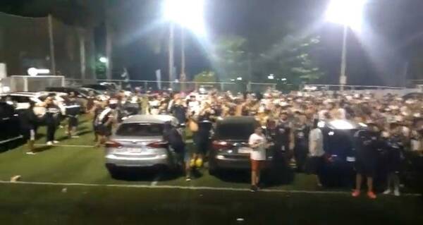 [VIDEO] ¡Barrabravas "esperan" a futbolistas de Olimpia en el estacionamiento!