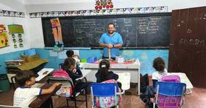 La Nación / Docente que enseña ciencias trabaja ad honorem en escuela