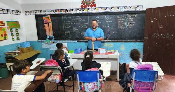 La Nación / Docente que enseña ciencias trabaja ad honorem en escuela