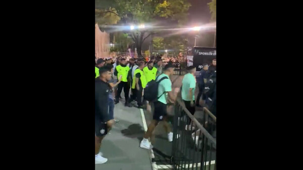 Versus / Con insultos y cánticos, los barras de Olimpia "apretaron" a los jugadores luego de la derrota ante Nacional
