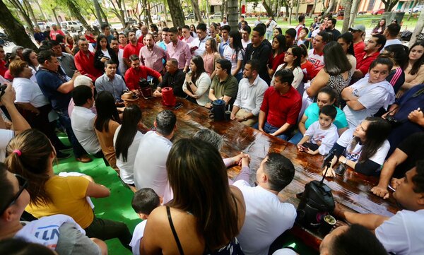 Generación de empleos, sistema de salud y becas: Temas que analizó Santi con jóvenes pilarenses - ADN Digital