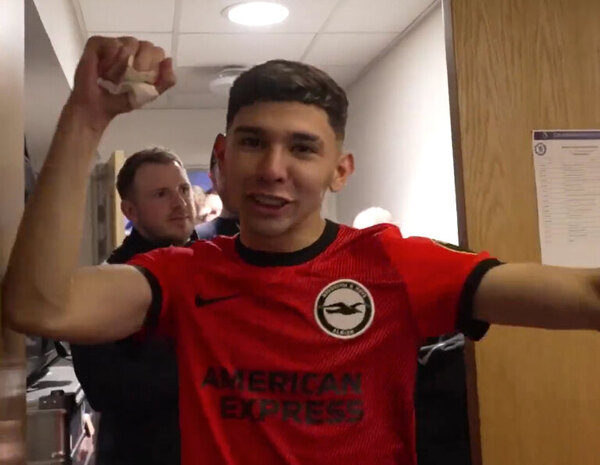 Versus / La ovación a Julio Enciso en el vestuario del Brighton luego de la victoria ante el Chelsea