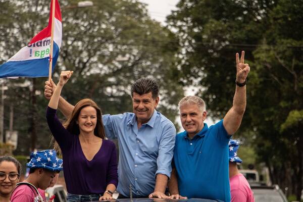 Caravana de Efraín y Sole partió rumbo al este del país - Megacadena — Últimas Noticias de Paraguay
