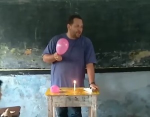 Docente se convierte en tendencia por su método de enseñanza | 1000 Noticias