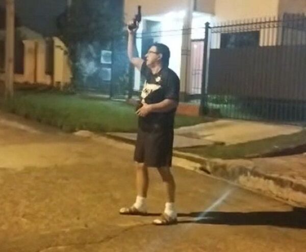 Diario HOY | Video: Policía gatillo fácil y su vecino disparan al aire en populoso barrio barrio