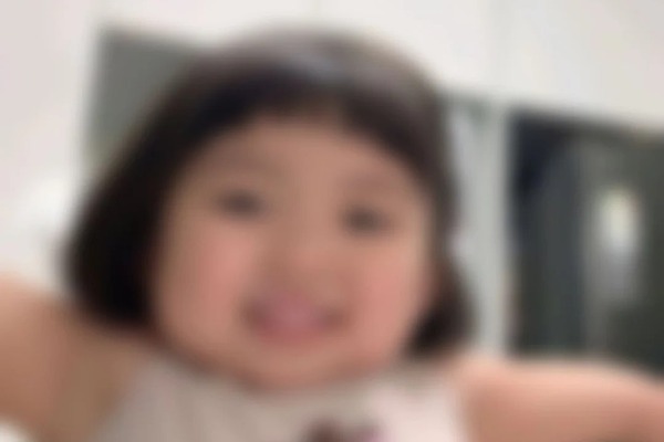 Mamá de niña coreana que “se convirtió en meme” demandó a las empresas que usan la imagen de su hija | 1000 Noticias