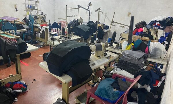 Allanan mini fábrica textil y requisan lote de ropas falsificadas de marcas internacionales