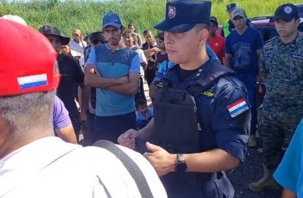 [VIDEO] Policía se solidarizó con indígenas y su acción fue muy aplaudida