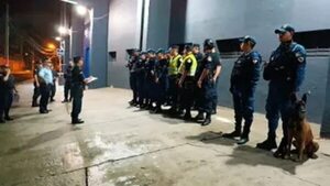 Incursión policial detecta a numerosas personas con órdenes de captura e incumplimiento del deber alimentario - Policiales - ABC Color