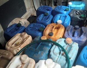 Detienen a dos personas que transportaban casi 500 litros de combustible