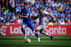 Versus / Con Omar Alderete rindiendo alto, el Getafe frenó al Barcelona, líder de LaLiga