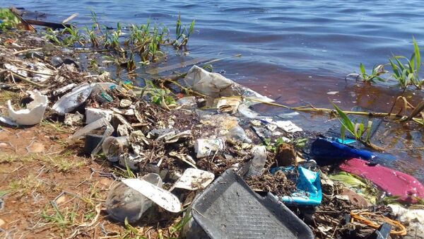 Buscan utilizar barreras flotantes para basura arrojada en arroyos urbanos