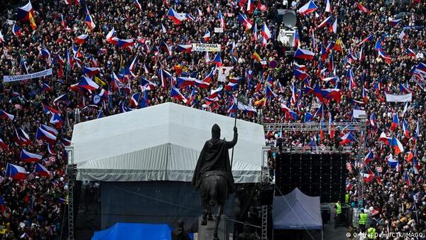 Miles de manifestantes prorrusos piden renuncia de primer ministro checo