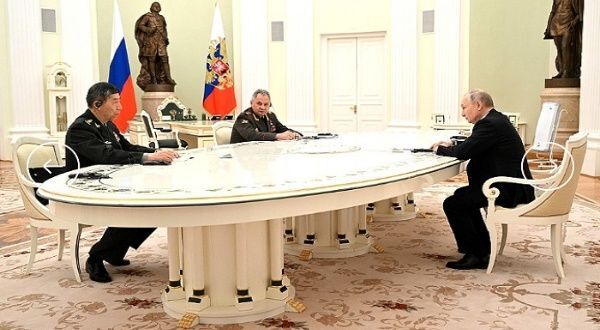 Vladímir Putin recibe en Moscú al ministro de Defensa de China