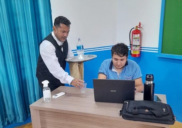 Educador reparte sus días entre el aula, la cancha y el oficio de mozo