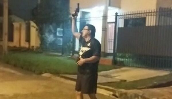 Policía gatillo fácil y su vecino disparan al aire en populoso barrio - Noticiero Paraguay
