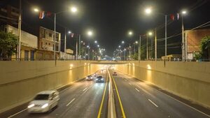 Dos detenidos por supuesto hurto de luces en viaducto de Tres Bocas - Policiales - ABC Color