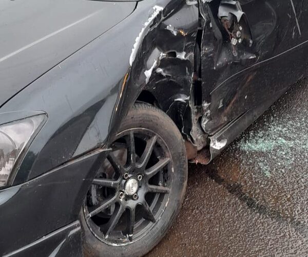 Motocicleta choca contra automóvil en Hernandarias