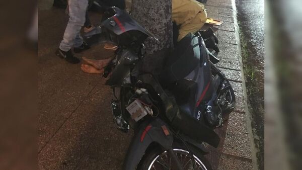 Menor grave tras accidentarse haciendo piruetas en moto