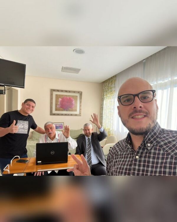 Denuncian secuestro de redes sociales de Lugo por parte de su yerno