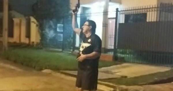 La Nación / Expolicía gatillo fácil y su vecino efectuaron disparos al aire libre y amenazaron a venezolanos