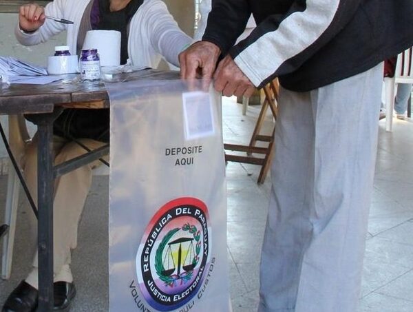 Politógo: "el día de las elecciones veremos si el impacto afectó a los votos de los colorados" · Radio Monumental 1080 AM