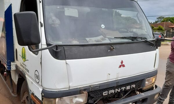 Balean camión y asaltan a repartidores de lácteos