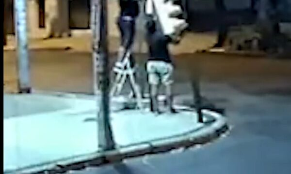 (VIDEO)Roban hasta semáforos para vender en discotecas