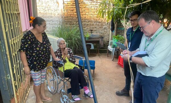 Abuelita recibió su anhelada silla de ruedas