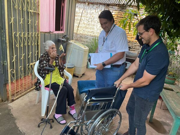 Abuelita recibió su anhelada silla de ruedas, entregada por la Fundación Tesãi | DIARIO PRIMERA PLANA