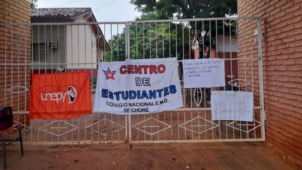 Estudiantes toman su colegio cansados de dar clases bajo árboles