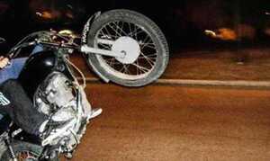 Realizaba piruetas sobre una moto, cayó y tuvo traumatismo de cráneo