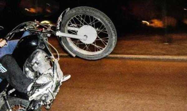 Realizaba piruetas sobre una moto, cayó y tuvo traumatismo de cráneo