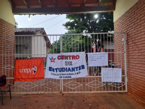Estudiantes toman colegio en San Pedro por peligro de derrumbe de aulas y un pabellón - ADN Digital