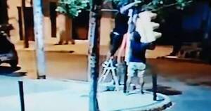 La Nación / Dos hombres roban un semáforo en el centro de Asunción