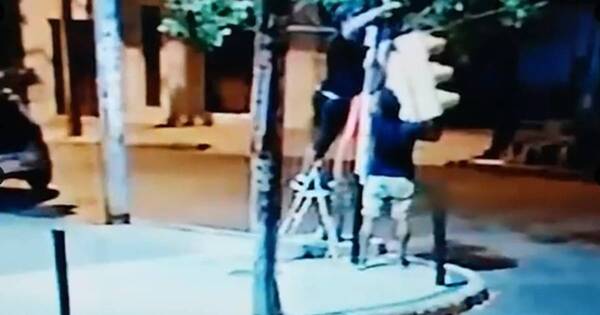 La Nación / Dos hombres roban un semáforo en el centro de Asunción