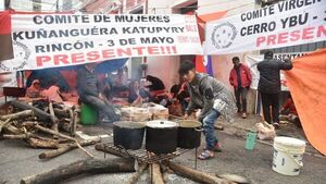 Campesinos acusan al Gobierno de incumplir promesas y cierran calle