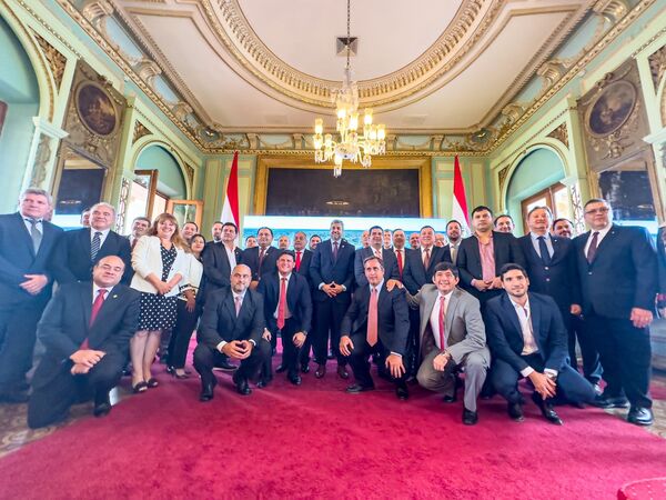 Oficializan firma de contratos para la pavimentación de 166 km de la Ruta Nacional PY12